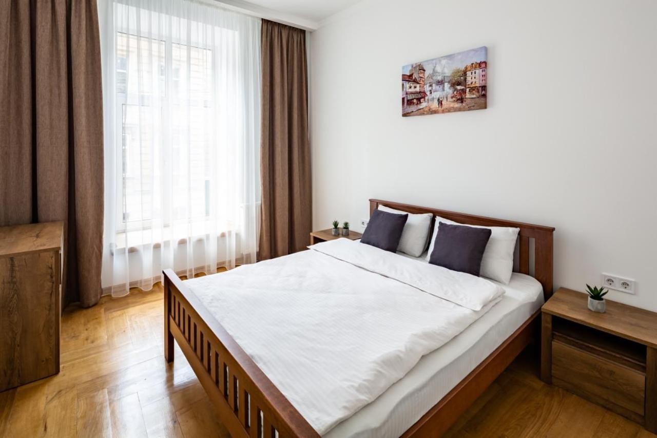 Three Bedroom Apartment On Rynok Square Lviv Exterior photo